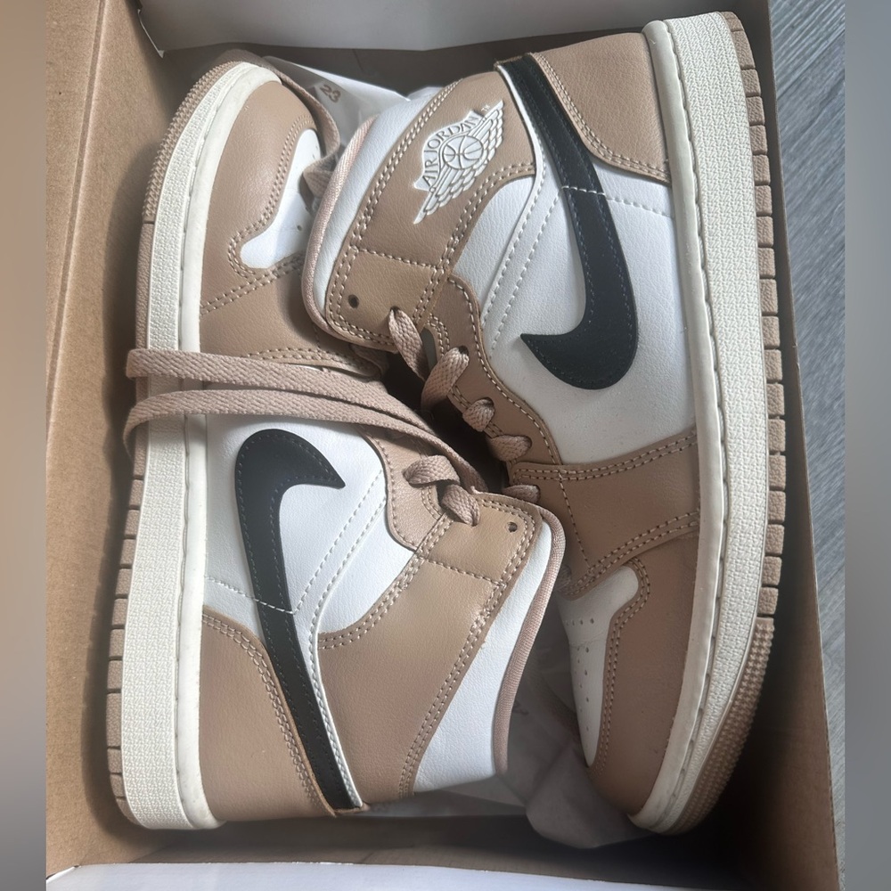 Air Jordan 1 Mid Women's Size 7 U.S.